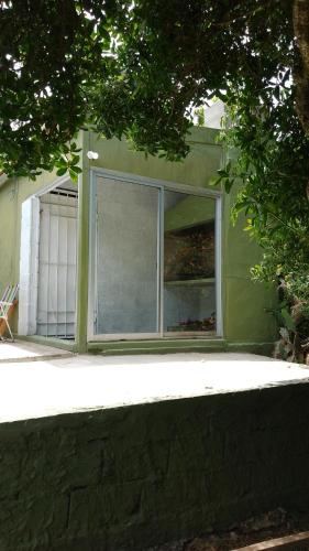 una casa verde con ventana y valla en Casa en Arachania - La Paloma, en La Paloma