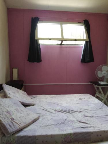 1 dormitorio con 1 cama grande y ventana en Casa en Arachania - La Paloma, en La Paloma
