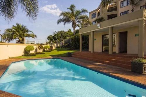 Bazén v ubytování 19 The Shades - Walk to the Beach and Village! nebo v jeho okolí