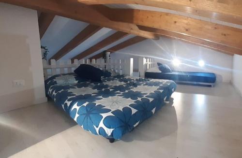 1 dormitorio con 1 cama con edredón azul y blanco en Cottage with pool,views, en Citta' Sant'Angelo