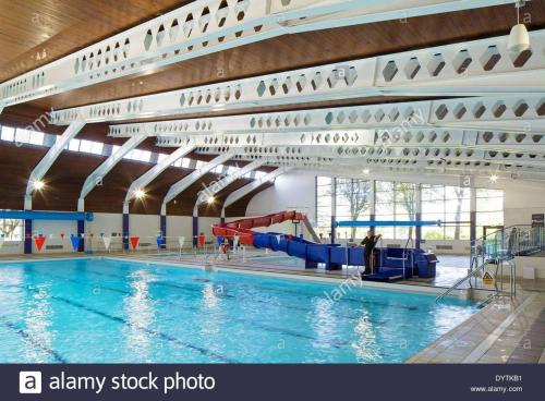 uma piscina num grande edifício com uma piscina interior em Birtley's Diamond 3 bed Apt sleeps 6 Guests em Birtley