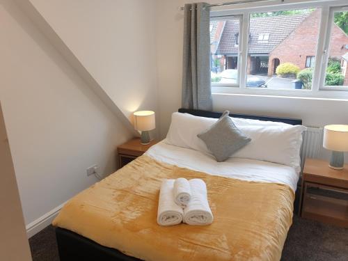 um quarto com uma cama com duas toalhas em Marlow's Emerald 3 Bedroom House em Marlow