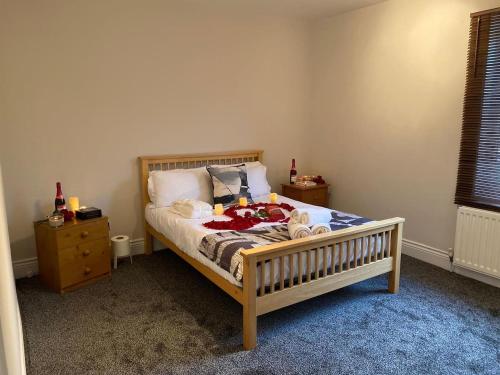 sypialnia z łóżkiem z drewnianą ramą i stolikiem nocnym w obiekcie Washington's Hidden Gem Amethyst 3 Bedroom House s w mieście Washington