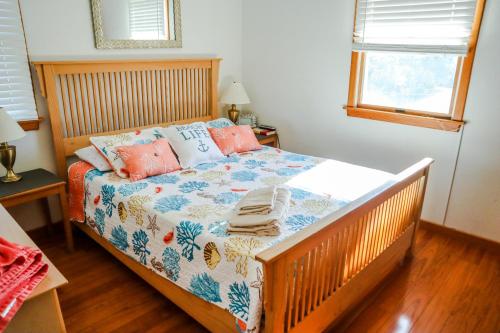 Кровать или кровати в номере Lake Front Modern Beach House-Hatteras Island