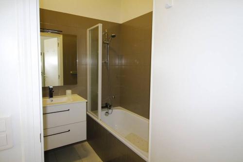 une salle de bain avec une baignoire, un lavabo et une douche dans l'établissement Quartier Historique du Château bel appt meublé, à Pau