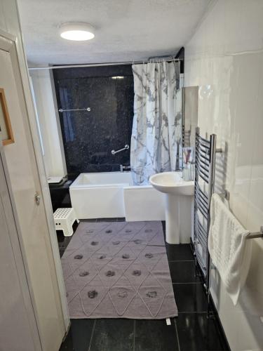 y baño con bañera, aseo y lavamanos. en Chester Le Street's Diamond 3 Bed House, en Chester-le-Street