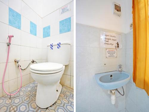 2 fotos de un baño con aseo y lavabo en OYO 92124 Raya Permai Homestay Syariah en Pamekasan