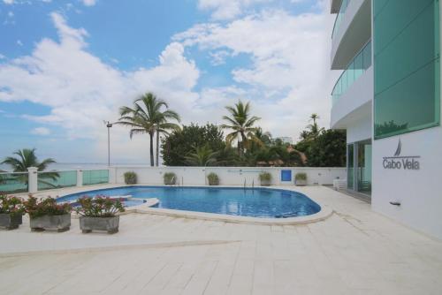 una piscina frente a un edificio en Magico Apartamento Frente al Mar 3 Habitaciones CV41, en Coveñas