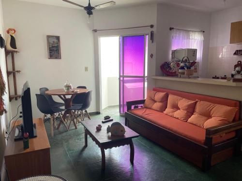 Χώρος καθιστικού στο Apto quarto e sala, pé na Lagoa de Iguaba
