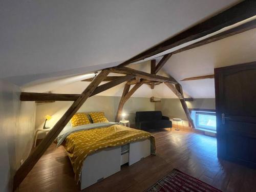 Postel nebo postele na pokoji v ubytování Maison de charme proche Futuroscope