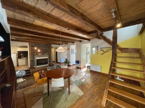 un salon avec une table et une salle à manger dans l'établissement Maison de charme proche Futuroscope, à Bonneuil-Matours