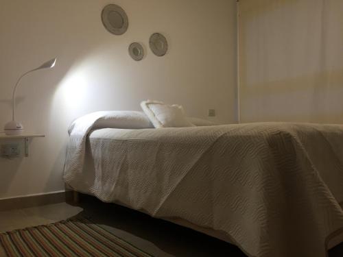 En eller flere senge i et værelse på Depto Barrio Universitaro III , wifi,cochera, checkin express