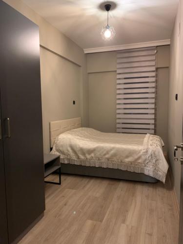 - une chambre avec un lit et une fenêtre dans l'établissement Lovely Duplex Guesthouse in Bursa, à Gorukle