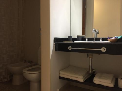 Et badeværelse på Depto Barrio Universitaro III , wifi,cochera, checkin express