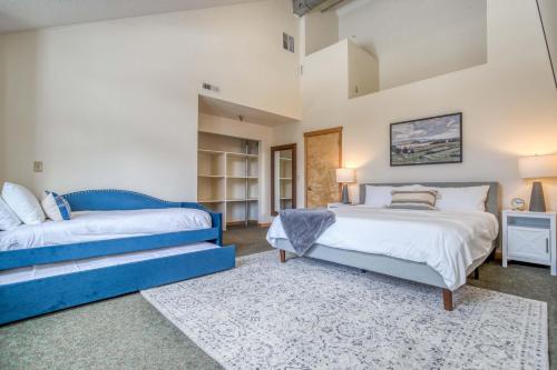 1 dormitorio con cama extragrande y alfombra en The Chinook Lodge at Government Camp - Meredith Lodging, en Government Camp