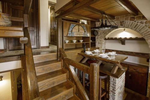 une cuisine avec une table et une voûte en pierre dans l'établissement Arachova Nest in the Village, à Arachova