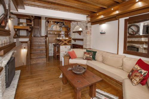 een woonkamer met een bank en een tafel bij Arachova Nest in the Village in Arachova