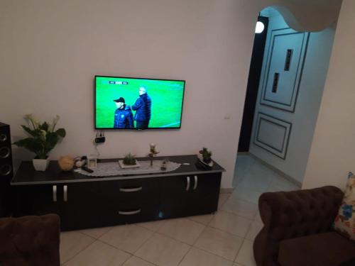 En TV eller et underholdningssystem på Appartement Adrar