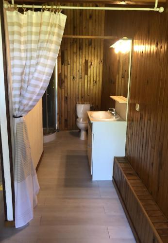 une salle de bain avec toilettes et lavabo dans l'établissement Gîte insolite - Domaine Shanti Lande, à Ménesplet