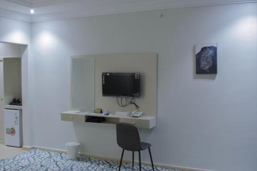 TV a/nebo společenská místnost v ubytování Suites Al Maqam Hotel