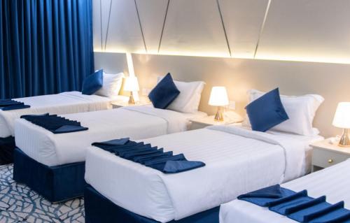 Postel nebo postele na pokoji v ubytování Suites Al Maqam Hotel