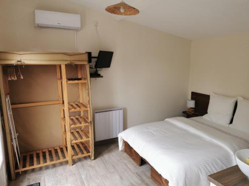 1 dormitorio con cama y escalera junto a la cama en Studio indépendant à 2 minutes du golf du Luberon, en Pierrevert