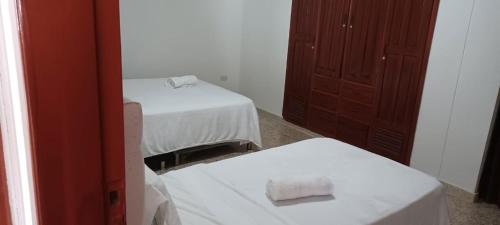a room with two beds and a box in a room at Apartamento con vista a la playa, la mejor zona de la ciudad, genial para trabajar o estar con la familia in Ríohacha