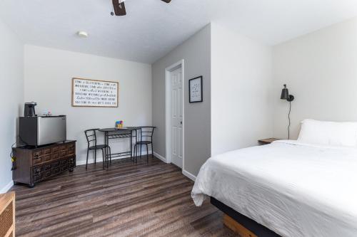 a bedroom with a bed and a table with chairs at Mandalay in Branson