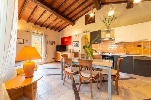 eine Küche und ein Esszimmer mit einem Tisch und Stühlen in der Unterkunft Villetta San Martino in Portoferraio