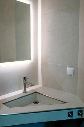 a bathroom with a sink and a mirror at Dill Apartments Ilsede in Ilsede