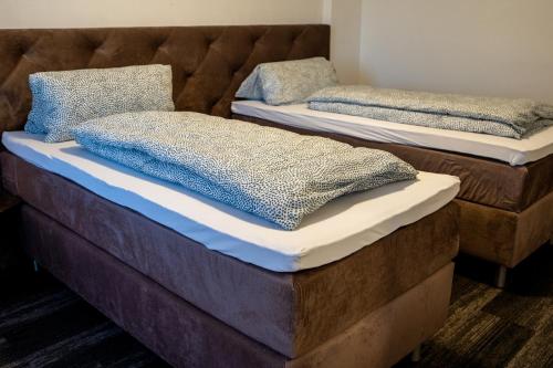two twin beds sitting in a room at Dill Apartments Ilsede in Ilsede