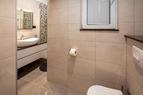 een badkamer met een wit toilet en een wastafel bij Apartman Drago 4* - 2 minutes from the town centre in Split