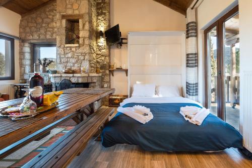 1 Schlafzimmer mit 2 Betten und einem Holztisch in der Unterkunft Villa Dianne Apt 2 Livadi Arachovas in Arachova