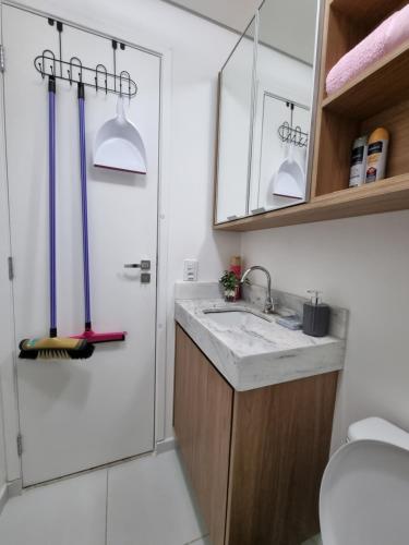a bathroom with a sink and a shower at Flat luxo, mobiliado c/ ar, wi-fi, pisc. e academia in Barueri