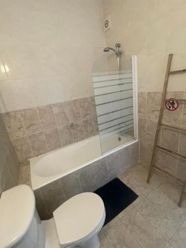 Un baño con inodoro, ducha y bañera. en Polis Mountain and Sea view apartment, en Polis Chrysochous