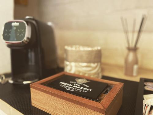 een houten doos die op een tafel naast een wekker staat bij Via Caputo 51 in Grottaglie