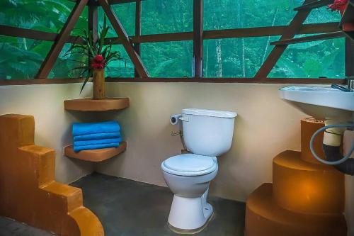 a bathroom with a toilet and a sink at Casa Aire Libre in Puerto Jiménez