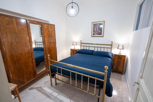 a bedroom with a bed and a mirror at Casa Lago e Camino in Capodimonte