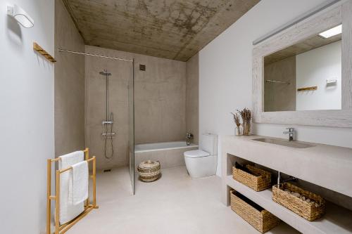 Bilik mandi di Villa Laranjeiras with heatable pool, Comporta