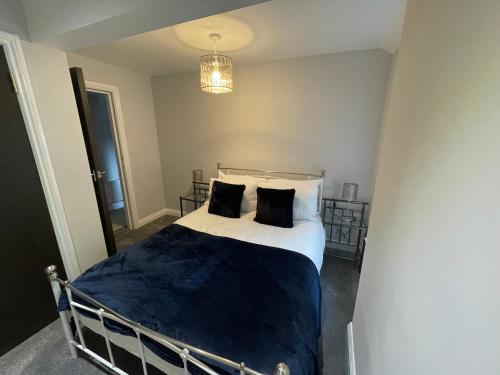 um quarto com uma cama com duas almofadas em Cosy two bedroom apartment em Bishop Auckland