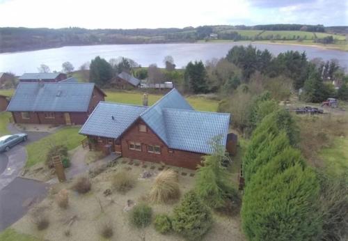 una vista aerea di una casa con una casa di Fern Lodge. Drumcoura Lake Resort, a Ballinamore