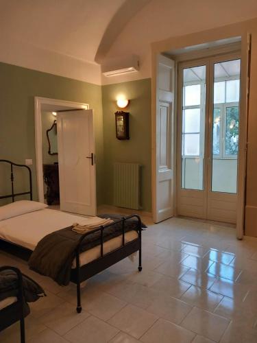 Кровать или кровати в номере Santa Chiara Home Spaccanapoli