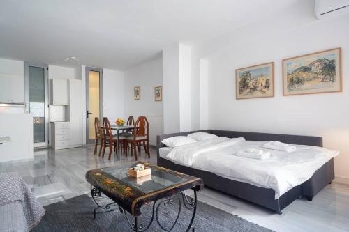 um quarto com uma cama e uma mesa em Psyris Marble Loft ! em Atenas