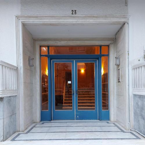 een blauwe deur van een gebouw met trappen bij Noula's Home in Athene