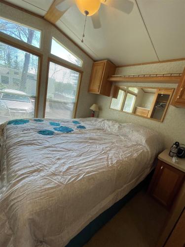Un dormitorio con una cama grande y una ventana en SUNNY BREAK- LIMIT 6 cottage, en Raymond