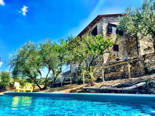 uma villa com uma piscina e uma casa em Cas'al Verde em Fonterutoli