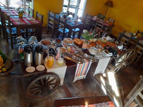 un tavolo con cibo su un carrello in un ristorante di Pousada Janela do Céu a Conceição da Ibitipoca