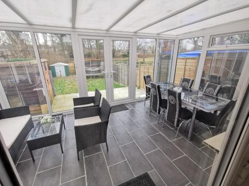 A restaurant or other place to eat at Spacious 3-bedroom home in Birmingham with driveway parking