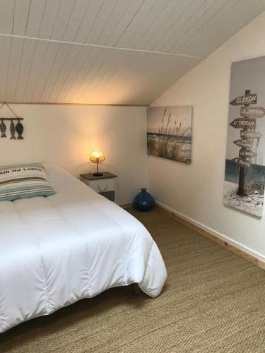 une chambre avec un grand lit blanc dans une pièce dans l'établissement Grand gîte au calme avec piscine, à Ardillières