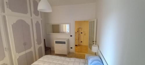 een witte kamer met een bed en een badkamer bij Carachouse-Parma in Parma